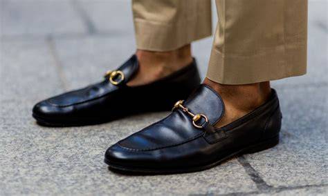 uomo con mocassini eleganti