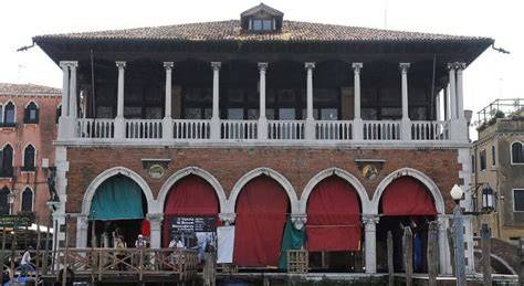 Logge della Pescheria di Rialto di notte