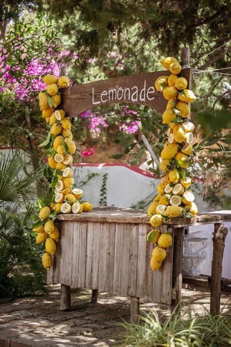 Stand di limonate con caraffe e frutta fresca