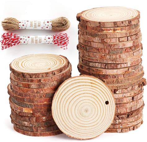 Dischetti di legno grezzo decorati come segnaposto