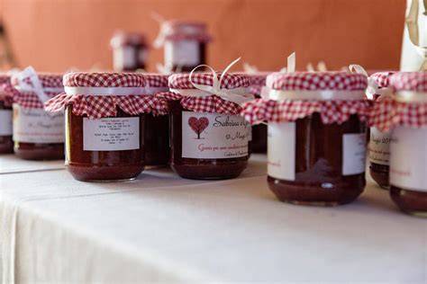 Mini vasetti di marmellata fatti in casa come segnaposto