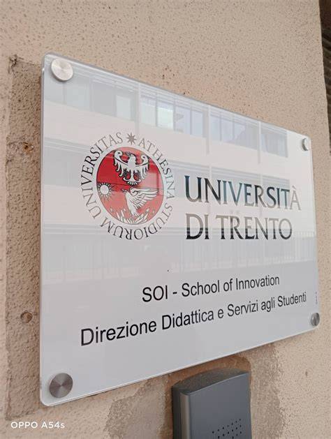 Esempi di targhe professionali in plexiglass con diverse informazioni