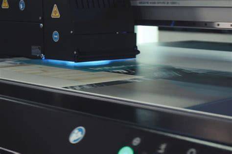 Schema che illustra il processo di stampa UV su plexiglass