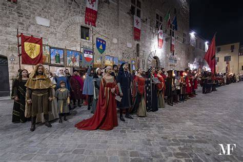 Corteo storico medievale con cavalieri e dame