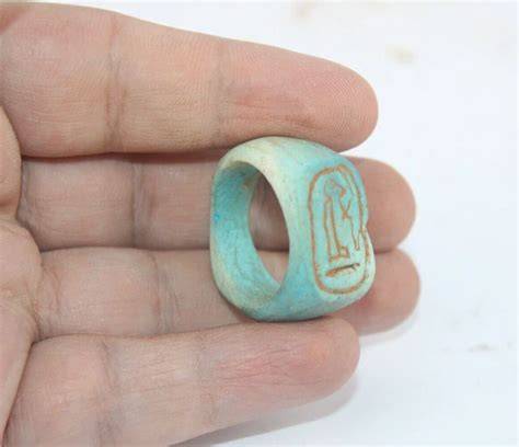 Antica egizia con anello nuziale