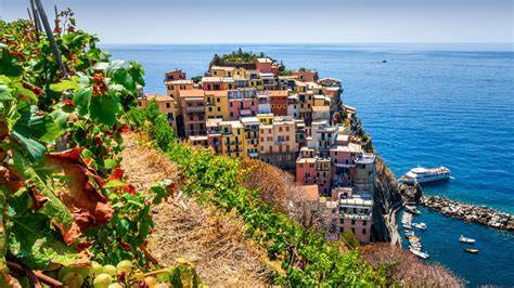 Panoramica delle Cinque Terre con un agriturismo
