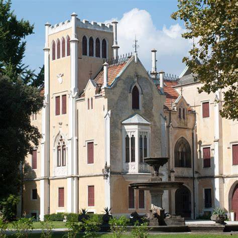 Facciata in stile Neogotico Inglese del Castello Papadopoli Giol