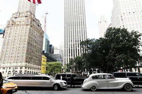 Una limousine bianca in una strada di città