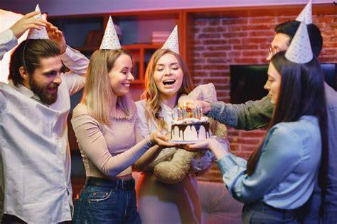 Un gruppo di amici festeggia con torta a tema