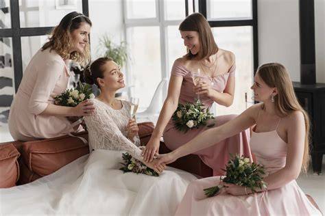 Tavola rotonda con le damigelle che pianificano il matrimonio