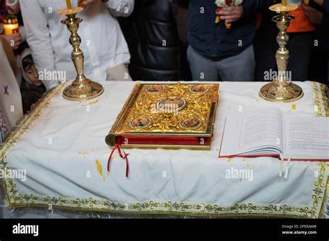 Cerimonia religiosa con fedeli che indossano abiti tradizionali