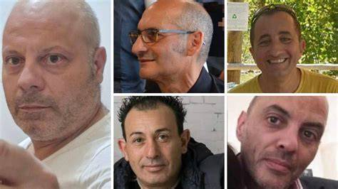 Segni di torture sui corpi delle vittime