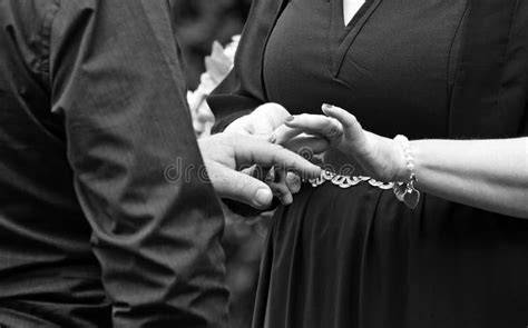 Coppia che si scambia le fedi durante una cerimonia