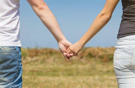 Coppia di sposi che si tengono per mano