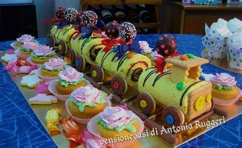 Torta nuziale a forma di treno