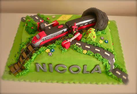 Dettagli di una torta nuziale a tema treno