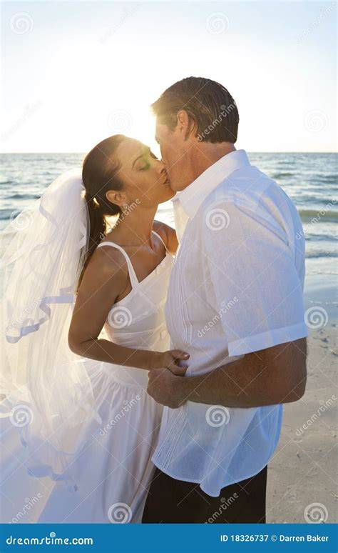 coppia che si sposa in spiaggia al tramonto