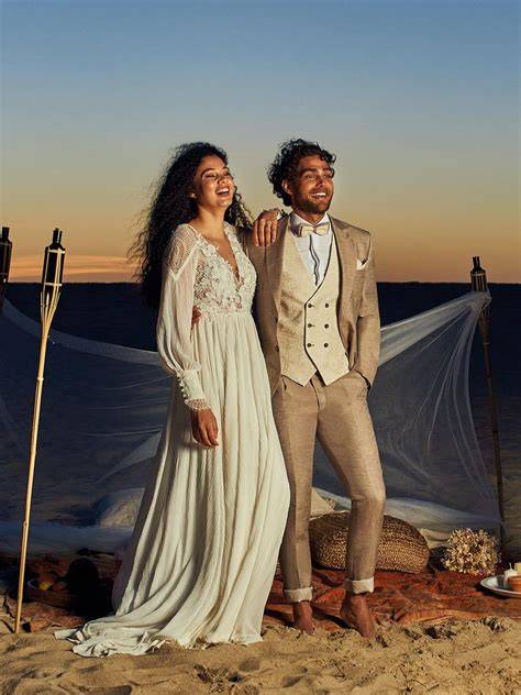 esempi di abiti da sposa e sposo per matrimonio in spiaggia