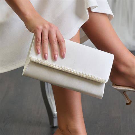 Dettaglio di una pochette in raso con perle