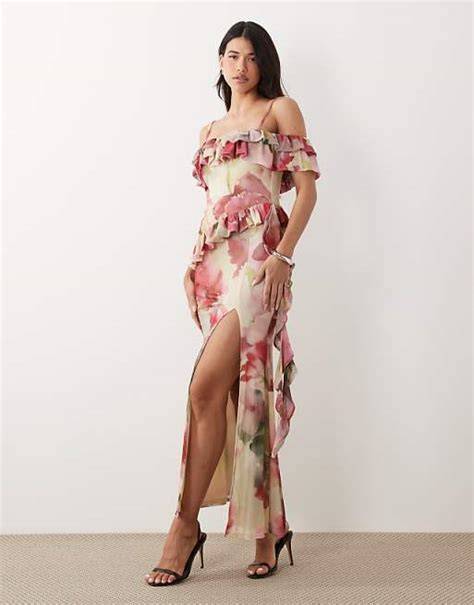 Vestito lungo rosa a fiori con spalle scoperte e dettagli drappeggiati