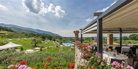 Terrazza con piscina e vista sui vigneti