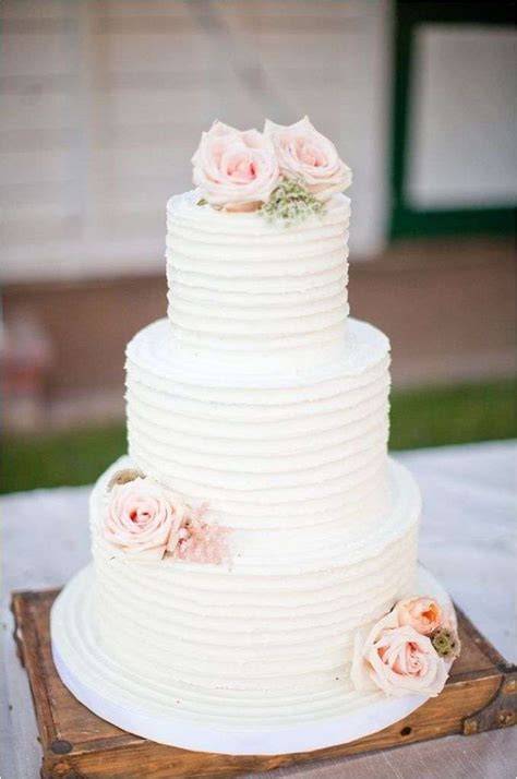 Dettaglio torta nuziale con rose rosa invernali