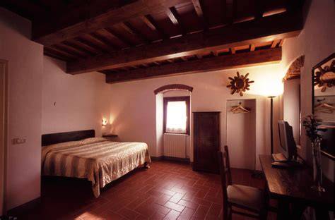 Interno di una suite arredata in stile rustico toscano