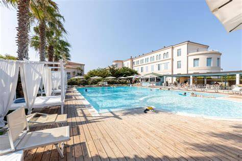 Piscina con vista sul parco del relais