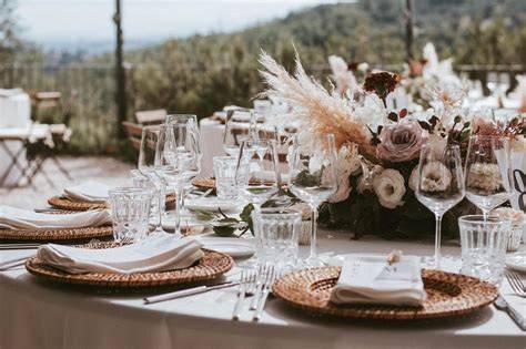 Interno di Kohinoor Banquet con tavoli apparecchiati per un matrimonio