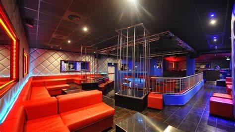 Interno del club Pepenero con ballerine e pubblico