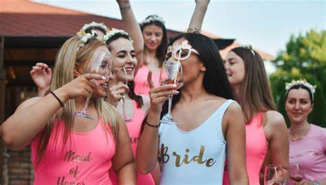 Gruppo di amiche che festeggiano un addio al nubilato con cocktail