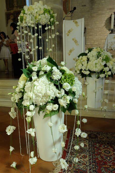 Decorazione aerea per matrimoni con fiori e luci