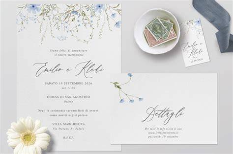 Inviti matrimonio con illustrazioni floreali blu e dettagli oro