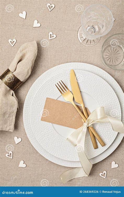 Dettagli tavola matrimonio con piatti bianchi filo oro e posate argento