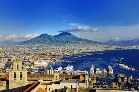 Vista panoramica di Napoli con il Vesuvio