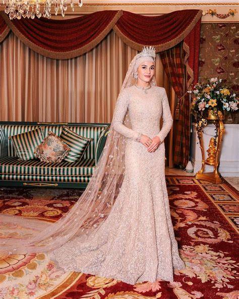 Anisha Rosnah Isa-Kalebic in abito da sposa