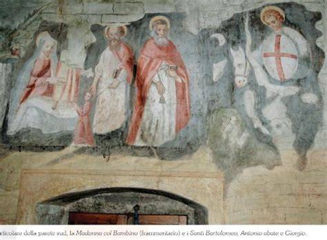 Interno storico di Castel Ivano con affreschi