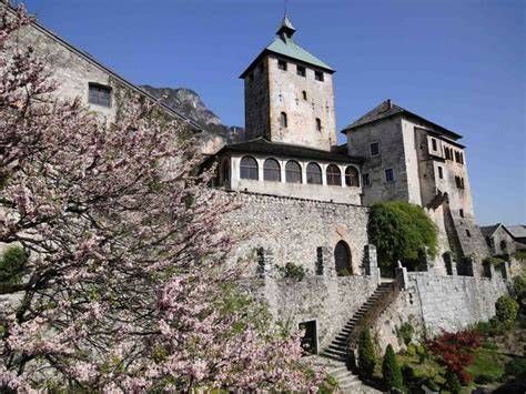 Matrimonio all'aperto nel parco di Castel Ivano