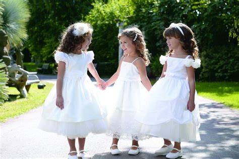 bambine vestite da damigelle