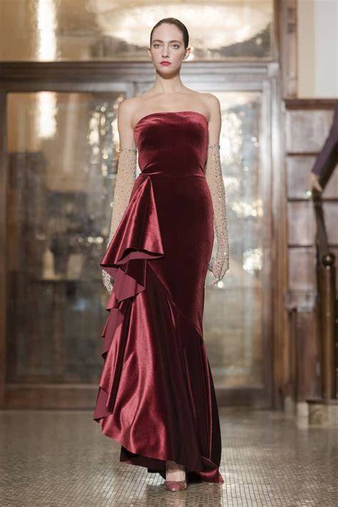 Modella con un elegante abito lungo rosso bordeaux
