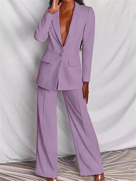 Modella che indossa un elegante tailleur pantalone color lavanda