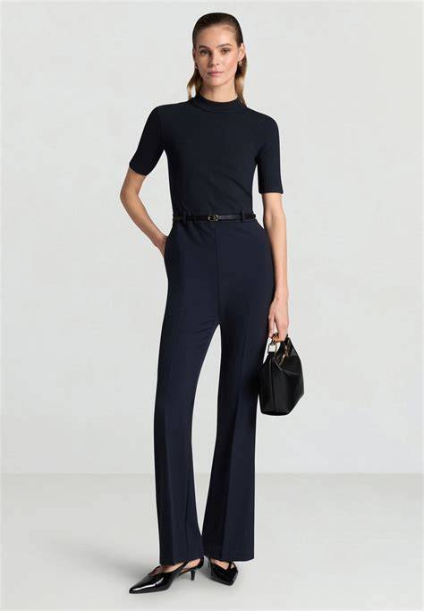 Modella con una elegante jumpsuit blu notte