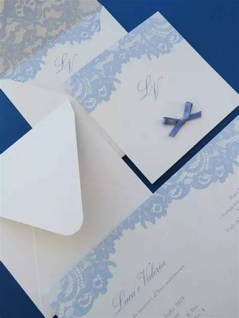 Partecipazione matrimonio color Tiffany con dettagli in pizzo e monogramma