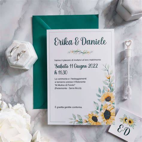 Catalogo di partecipazioni di matrimonio con diverse opzioni di colore