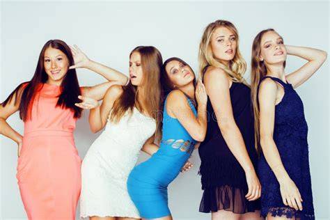 Gruppo di amiche che dipinge con colori vivaci