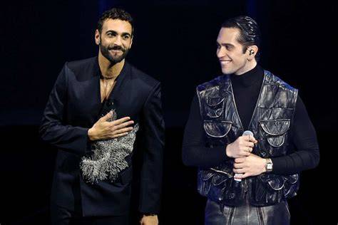Mahmood con giarrettiere durante Sanremo