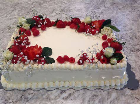 torta nuziale panna e frutti rossi decorata
