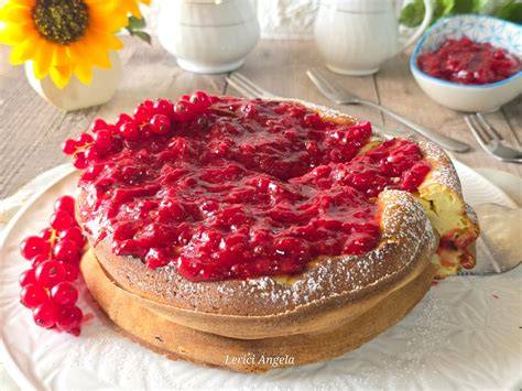 dettaglio di una fetta di torta con crema e frutti rossi