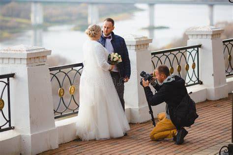 Fotografo di matrimonio che scatta foto emozionanti