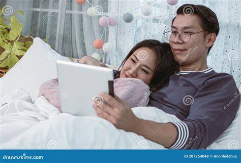 Coppia felice che guarda un video del matrimonio